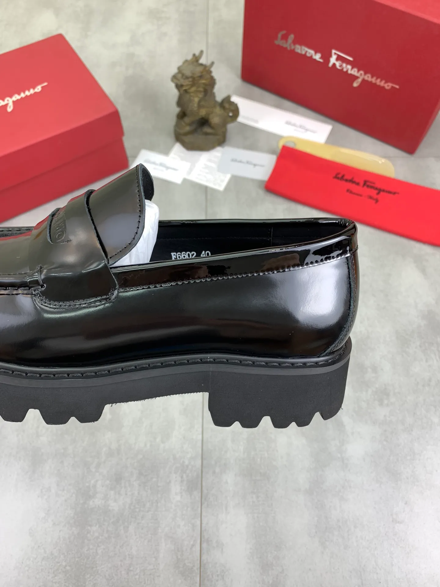 Men's Men's Shoes 💰P460💰[New Style] Water-dyed Niuli 🆘[Salvatore Ferragamo] Ferragamo's latest casual business leather shoes for men! Available at counters simultaneously! The fabric is made of specially imported original calfskin, the lining is made of imported water-dyed cowhide, and the original lightweight foam outsole is absolutely luxurious and leads the fashion trend. Matching code: 38-45; 3️⃣ colors available